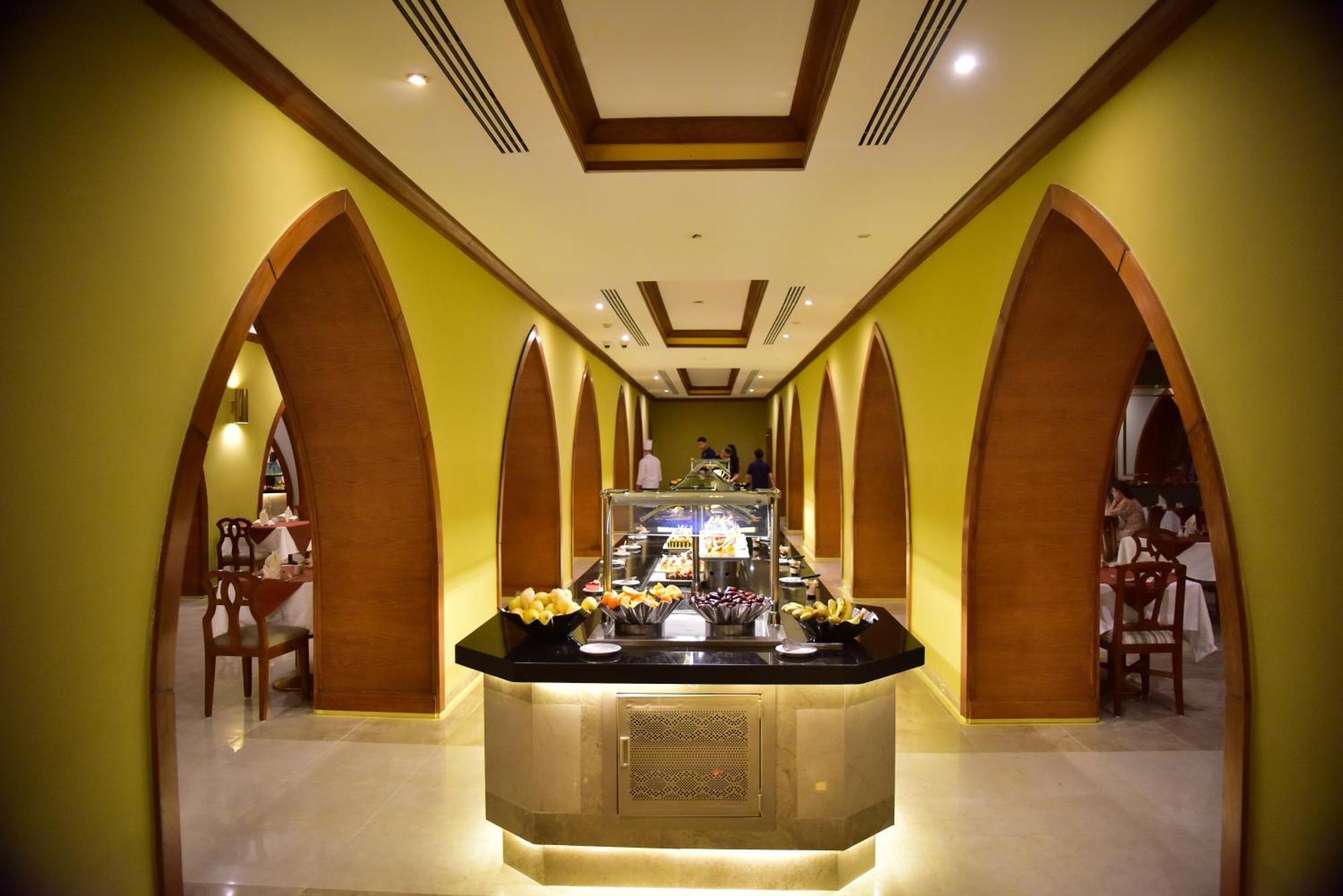 The Grand Hotel Sharm El Sheikh Exterior foto The buffet at the hotel