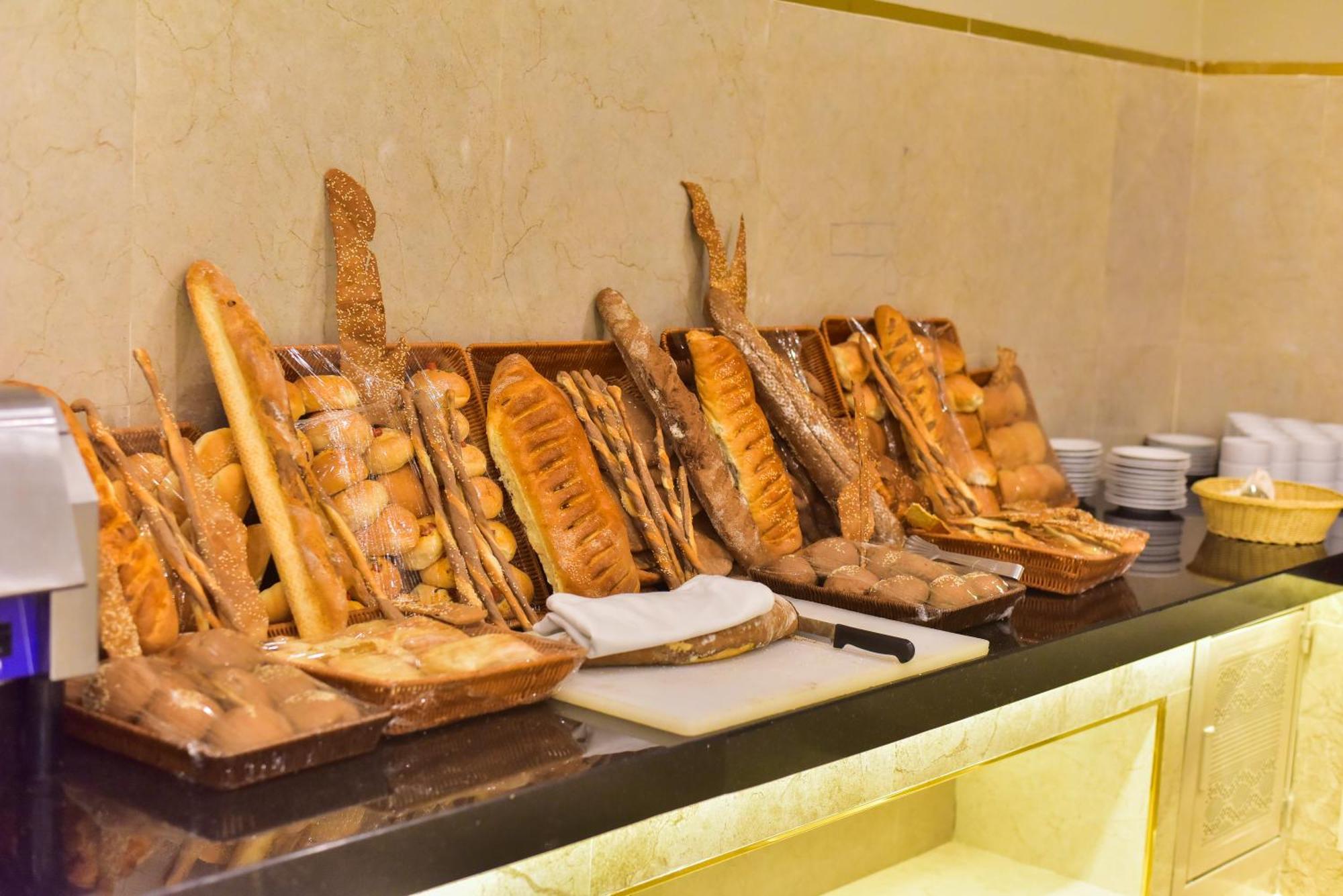 The Grand Hotel Sharm El Sheikh Exterior foto Bread at a buffet