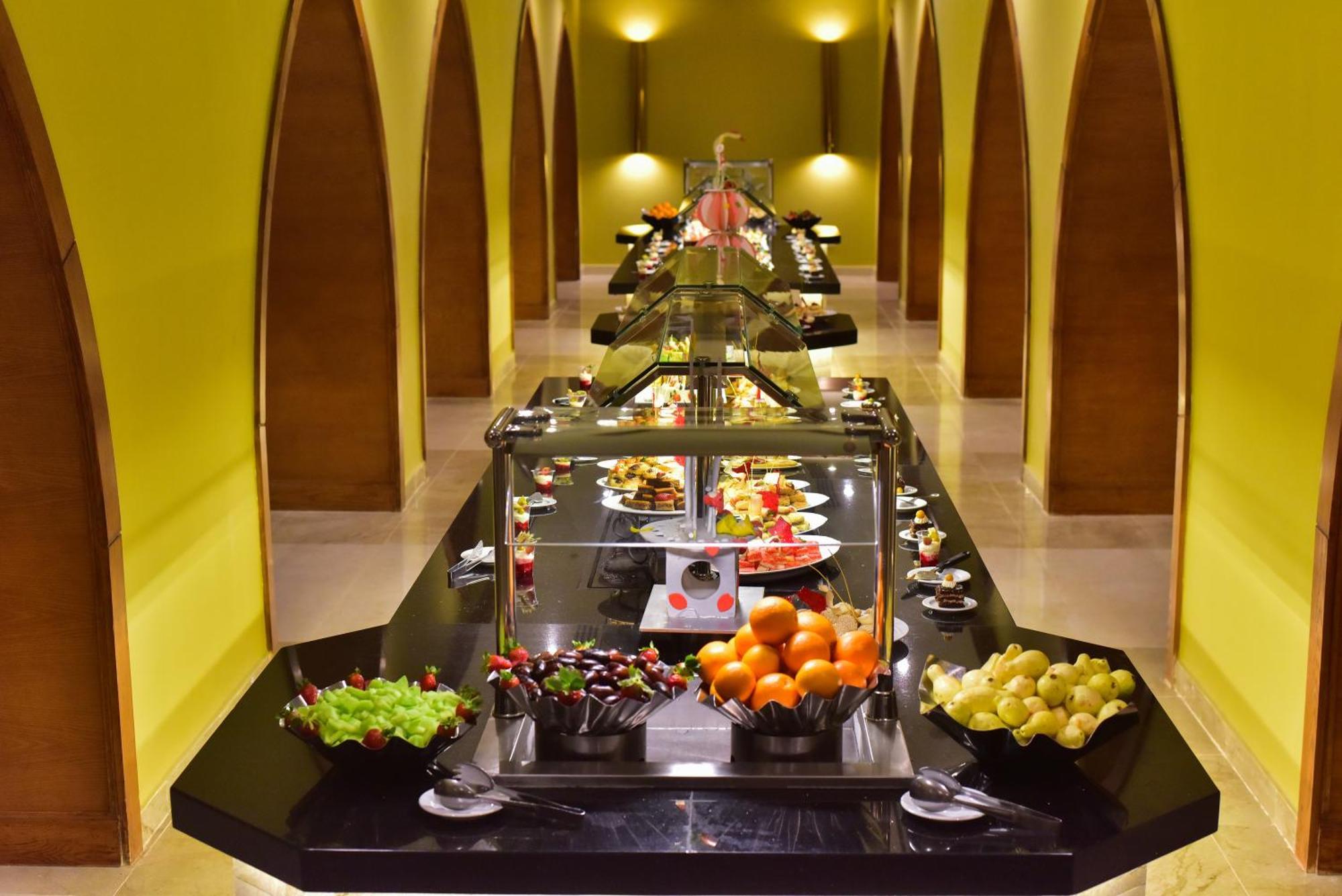The Grand Hotel Sharm El Sheikh Exterior foto A buffet at a hotel