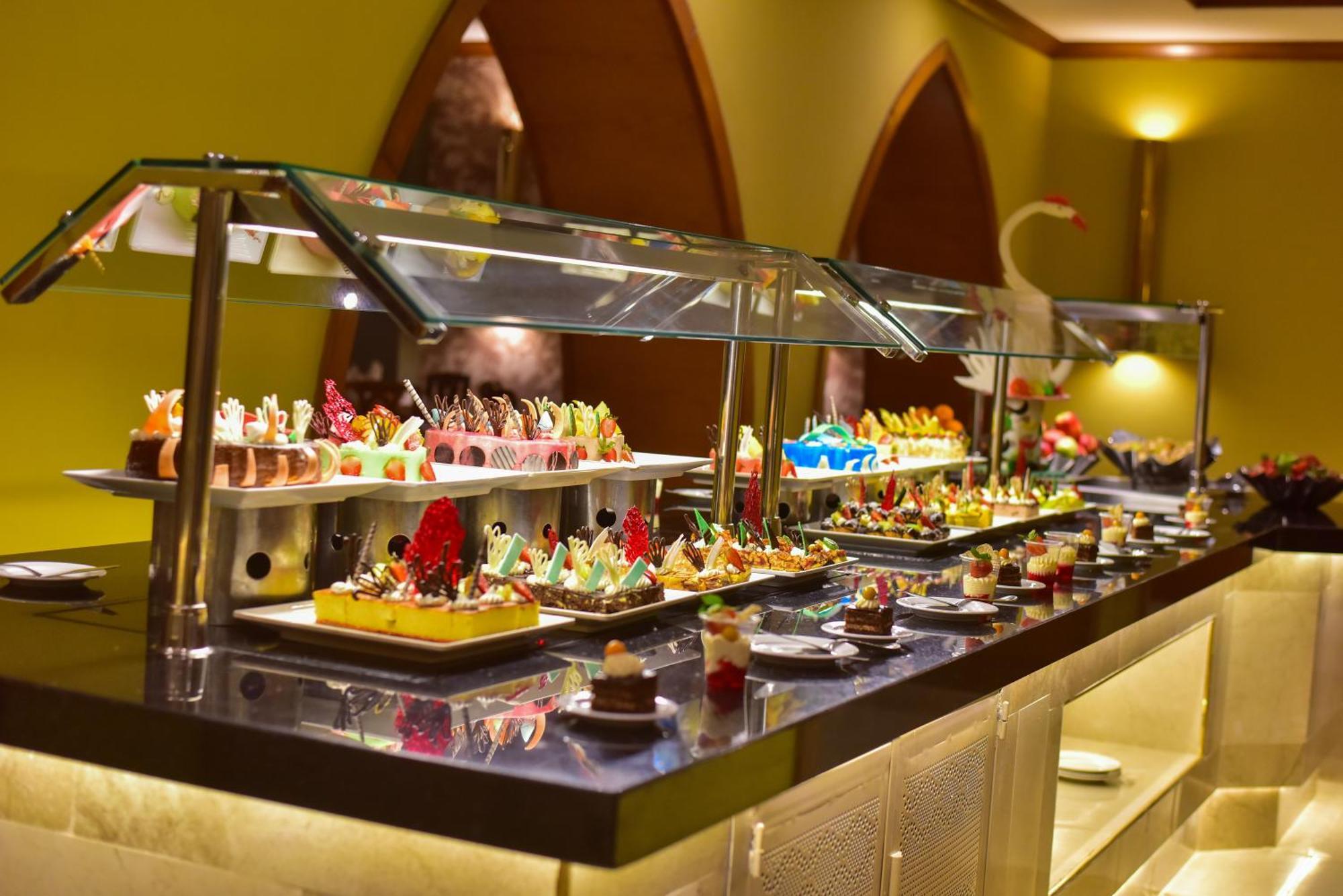 The Grand Hotel Sharm El Sheikh Exterior foto A dessert buffet