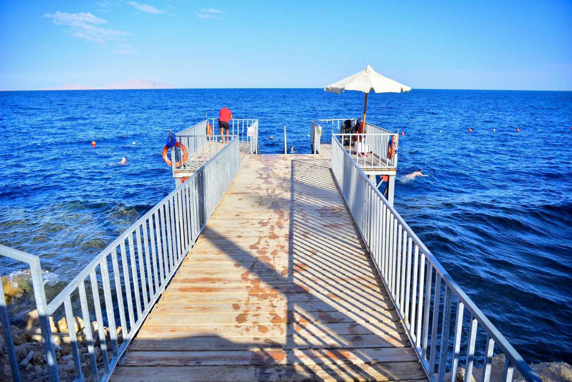 The Grand Hotel Sharm El Sheikh Exterior foto The pier at the beach of Agia Marina